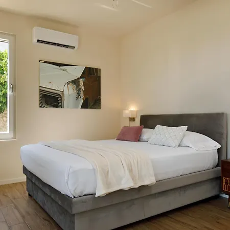 Private Seaside Jacuzzi Villa Anadea *