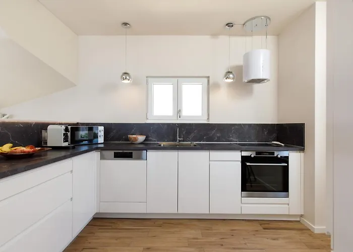 Private Seaside Jacuzzi Anadea فيلة تروغير