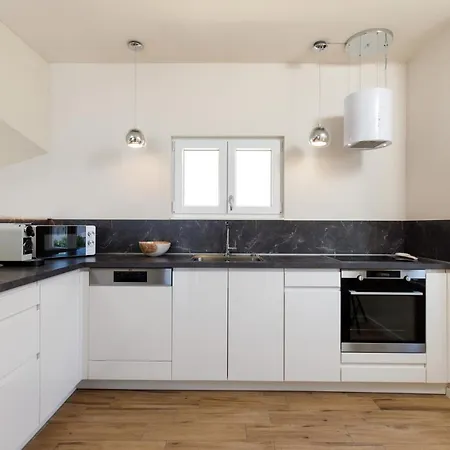 Private Seaside Jacuzzi Villa Anadea Вілла Трогір