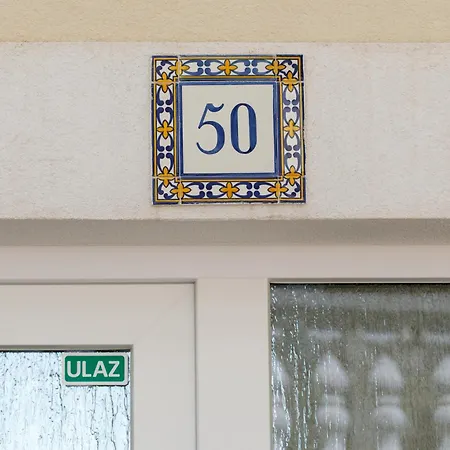 Вілла Private Seaside Jacuzzi Villa Anadea Трогір