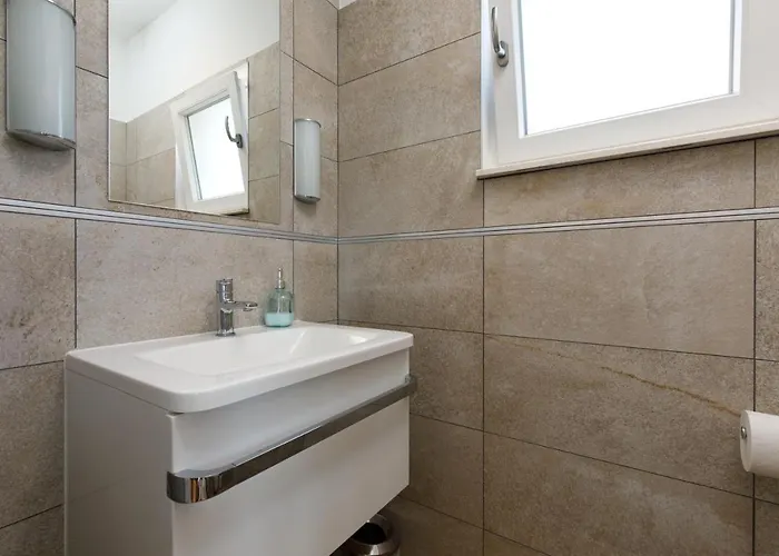 Private Seaside Jacuzzi Anadea Trogir