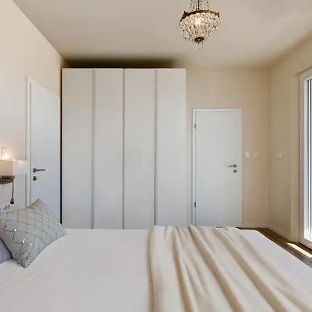 Private Seaside Jacuzzi Anadea *