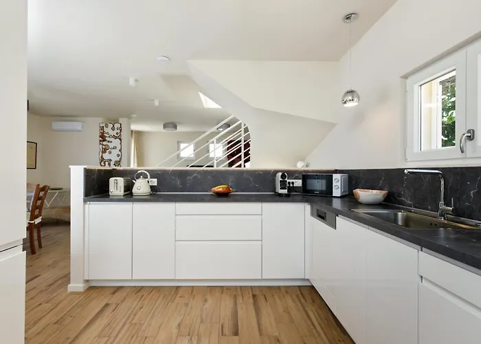 Private Seaside Jacuzzi Anadea Вилла Трогир