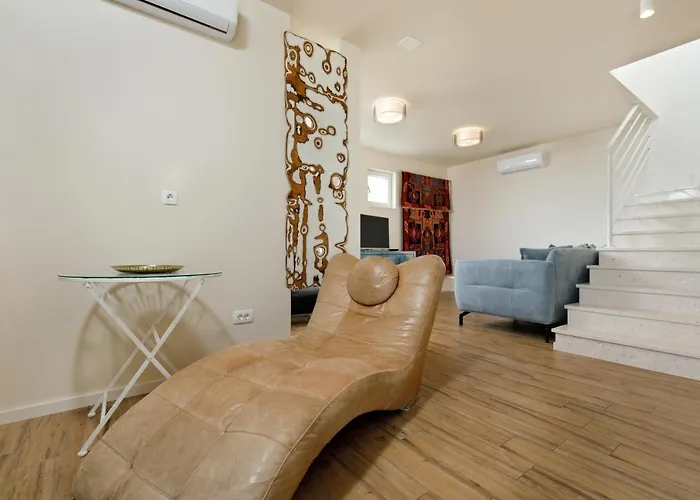 Private Seaside Jacuzzi Anadea * Трогир