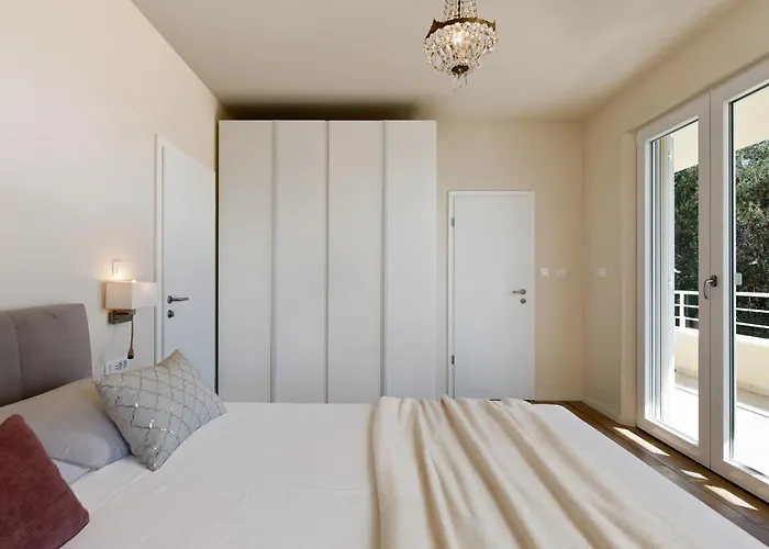 Private Seaside Jacuzzi Anadea *