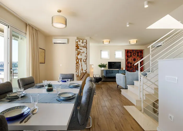 Private Seaside Jacuzzi Anadea Трогир